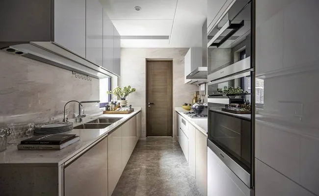 Thiết kế hệ tủ bếp song song cho phòng bếp nhỏ gọn